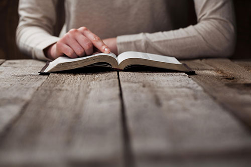 woman-prayer-book